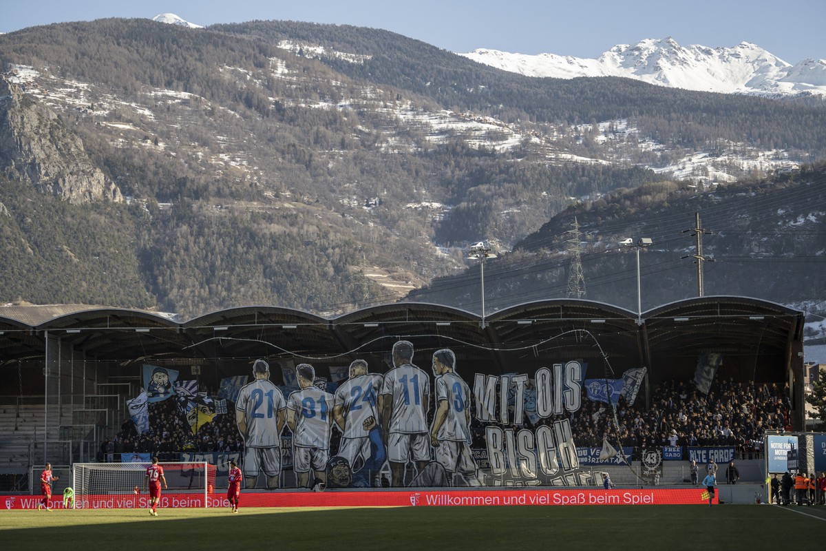 Die Gaestefans zeigen ihre Choreo, vor dem Fussball Meisterschaftsspiel der Super League zwischen dem FC SIon und dem FC Zuerich, am Sonntag, 5. Februar 2023 im Stadion Tourbillon in Sion. (KEYSTONE/A ...