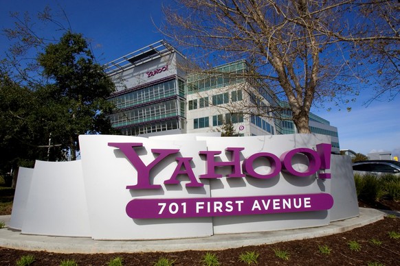 FILE PHOTO - A Yahoo! signs sits out front of their headquarters in Sunnyvale, California, February 1, 2008. REUTERS/Kimberly White/File Photo GLOBAL BUSINESS WEEK AHEAD PACKAGE - SEARCH BUSINESS WEEK ...