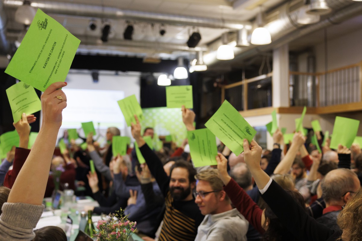 Les delegues Verts votent le mot d'ordre sur le contre projet a l'initiative sur les glaciers, lors de l'assemblee des delegues des Verts suisses, ce samedi 28 janvier 2023 a Geneve. (K ...