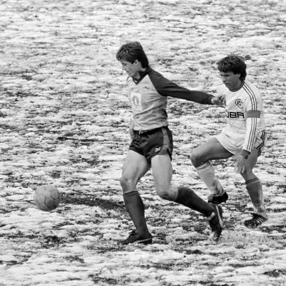 Stuttgarter Kickers - Karlsruher SC Deutschland, Stuttgart, 13.04.1986, Fussball, 2. Bundesliga, Stuttgarter Kickers - Karlsruher SC 2:1: v.l. Andreas Merkle Stuttgarter Kickers, Emanuel G¸nther Karls ...