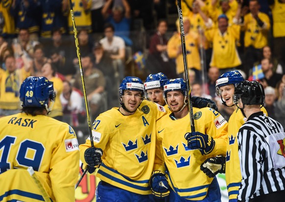 epa04740770 Sweden players celebrate a goal during the Ice Hockey World Championship 2015 group A match between the Sweden and Switzerland at O2 Arena in Prague, Czech Republic, 09 May 2015. EPA/FILIP ...