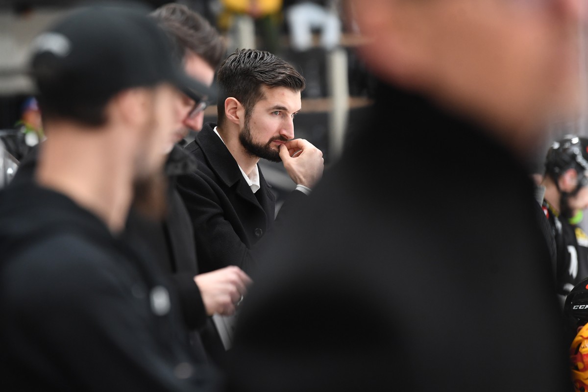 Lugano's Head Coach Luca Gianinazzi, during the second game of the pre playoffs of National League A Swiss Championship 2022/23 between, HC Lugano against Fribourg Gott�ron at the Corn�r Arena in ...