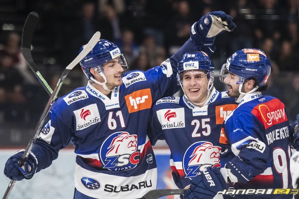 ZSC-Spieler Fabrice Herzog, Roger Karrer und Denis Hollenstein, von links, jubeln nach einem Tor, im Eishockey Meisterschaftsspiel der National League zwischen den ZSC Lions und den Rapperswil-Jona La ...