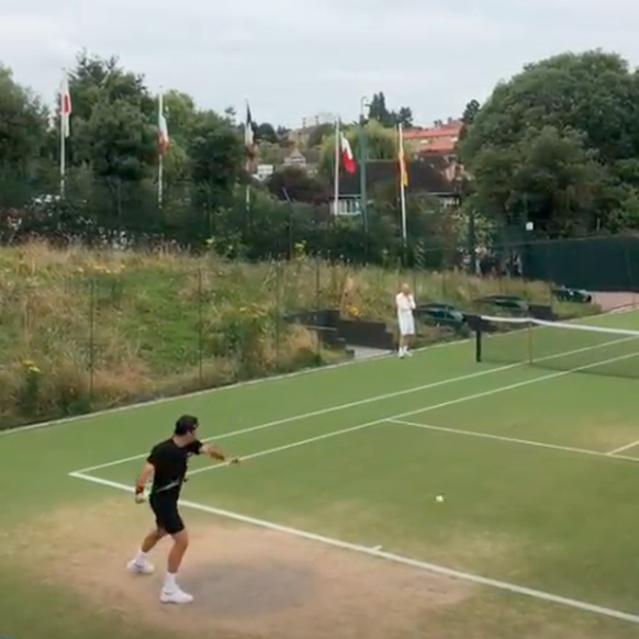 Federer gestern im Training auf einem Nebenplatz.