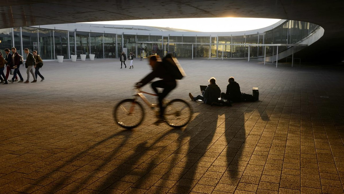 Des etudiants travaillent avec leur ordinateur assis parterre au couche du soleil avant une manifestation contre l'exclusion de la Suisse des accords Erasmus+ et Horizon 2020 ce lundi 10 mars 201 ...