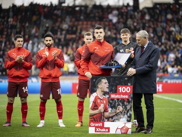 epa09858086 Switzerland&#039;s Granit Xhaka (C) receives a present for his 100th cap prior to the International Friendly soccer match between Switzerland and Kosovo in Zurich, Switzerland, 29 March 20 ...