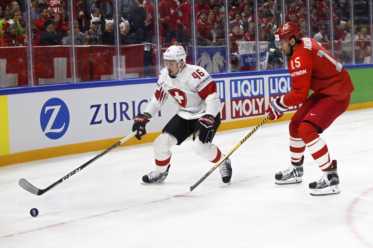 epa06731514 Switzerland's forward Noah Rod (L) in action against Russia's forward Artyom Anisimov (R) during the IIHF World Championship Group A ice hockey match between Russia and Switzerla ...