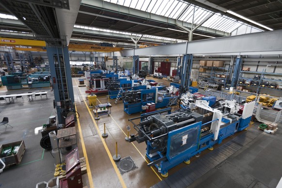The industrial hall of Netstal Maschinen AG in Netstal in the canton of Glarus, Switzerland, pictured on July 7, 2010. (KEYSTONE/Gaetan Bally)

Produktionshalle der Netstal Maschinen AG in Netstal, Ka ...