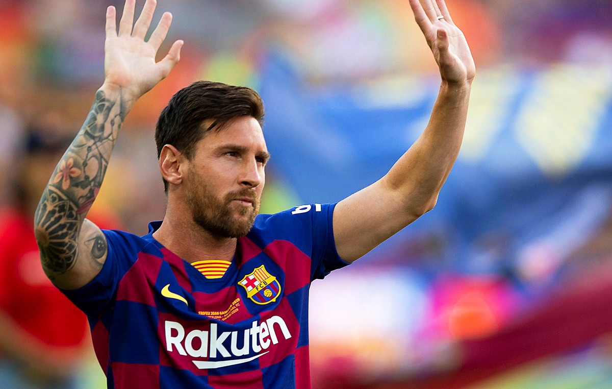 epa08625667 (FILE) - FC Barcelona's Argentinian forward Lionel Messi greets fans prior to the Joan Gamper Trophy soccer match between FC Barcelona and Arsenal FC at Camp Nou in Barcelona, Spain,  ...