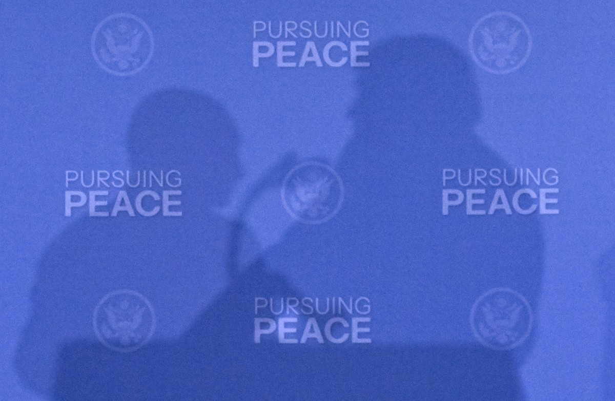 epaselect epa12303766 The shadows of Russian President Vladimir Putin (L) and US President Donald Trump (R) as they attend a meeting at Joint Base Elmendorf-Richardson in Anchorage, Alaska, USA, 15 Au ...