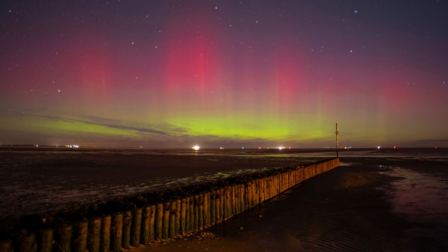 dpatopbilder - 22.11.2023, Niedersachsen, Wangerland: Polarlichter leuchten