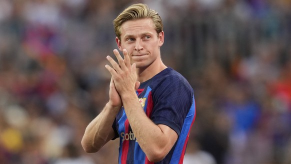 epa10110453 FC Barcelona's midfielder Frenkie de Jong is presented to the supporters ahead of the Joan Gamper trophy soccer match between FC Barcelona and Pumas UNAM at Camp Nou stadium in Barcelona, Catalonia, Spain, 07 August 2022.  EPA/Alejandro Garcia