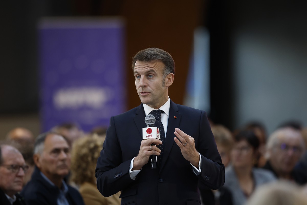epa12583026 French President Emmanuel Macron addresses readers of the daily French newspaper Ouest-France during his visit to Saint-Malo, France, 10 December 2025. The stop in Saint-Malo is one leg of ...