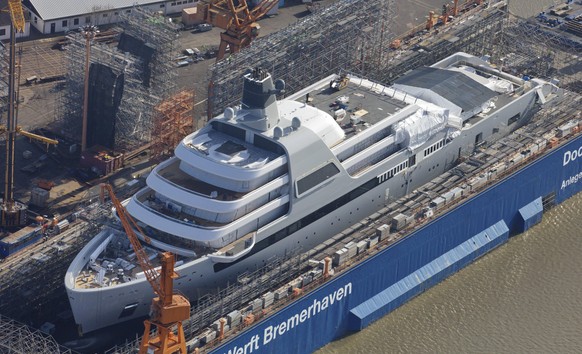 Luftaufname im Bau befindliches Superyacht Projekt SOLARIS im Trockendock der Lloyd Werft Bremerhaven an der Weser am Tag der