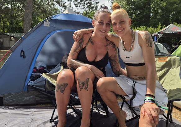 Sarah (33) und Lena (30) sind für die Street Parade aus Deutschland angereist.