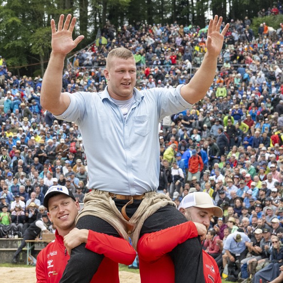 Pirmin Reichmuth feiert seinen Sieg nach dem Schlussgang gegen Joel Wicki beim traditionellen Bruenigschwinget am Sonntag, 28, Juli 2024 auf dem Bruenigpass. (KEYSTONE/Urs Flueeler).