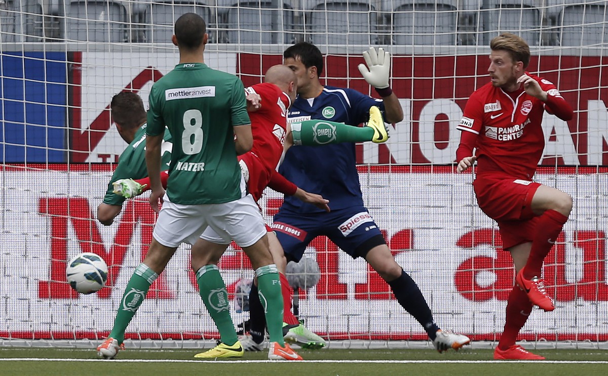Glatzkopf Reimann trifft zum frühen 1:0, Demiri (von Nater mit der Nummer 8 verdeckt) lässt den Thuner gewähren.