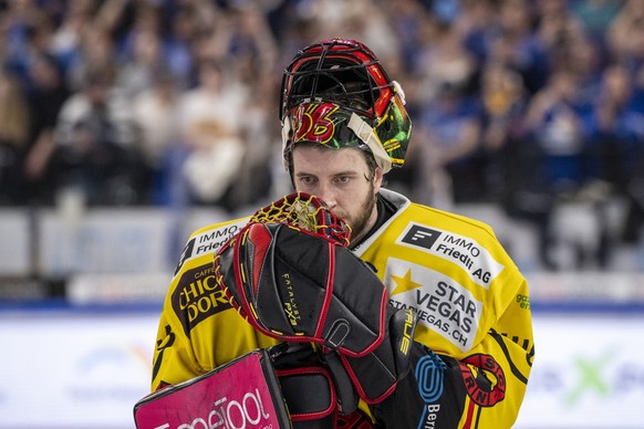 Der Torhueter Adam Reideborn von Bern nach der Niederlage beim Eishockey Playoff 1/4 Final, Spiel 7 der National League zwischen dem EV Zug und dem SC Bern am Samstag, 30. Maerz 2024 in Zug. (KEYSTONE ...