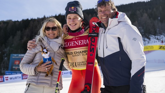 epa10472977 Winner Marco Odermatt of Switzerland poses with his parents Walter and Priska after the men's giant slalom race at the FIS Alpine Skiing World Championships in Courchevel, France, 17  ...