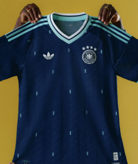 Das deutsche Kader für das Test-Länderspiele in einer Woche gegen die Schweiz steht. Nun ist auch bekannt, welches Trikot zum Einsatz kommen wird. Es hat eine ungewohnte Farbe.