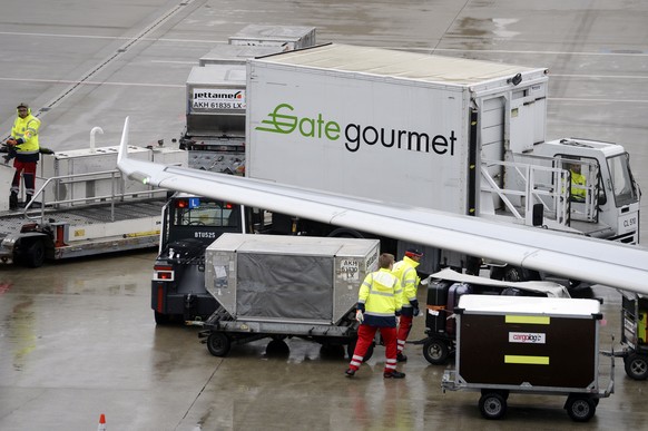 ZUM VERHINDERTEN BOERSENGANG DER GATEGROUP AG, STELLEN WIR IHNEN HEUTE, 23 MAERZ 2018, FOLGENDES BILDMATERIAL ZUR VERFUEGUNG - Fahrzeug von Gategourmet auf dem Flughafen Zuerich in Kloten am Donnersta ...