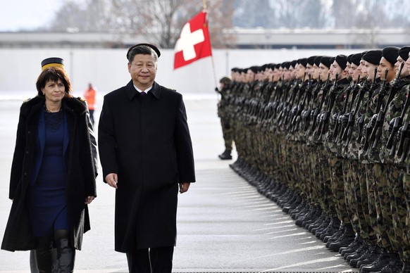 epa05718623 China&#039;s President Xi Jinping (R) and Swiss Federal President Doris Leuthard (L) inspect the honour guard during a welcoming ceremony for President Xi in Zurich, Switzerland, 15 Januar ...