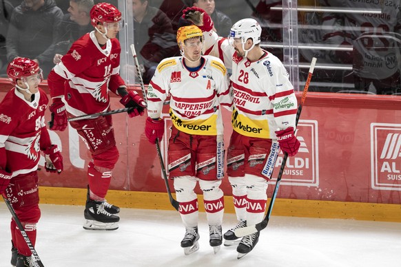 La joie du top scorer PostFinance Saint-Gallois Roman Cervenka, buteur, casque jaune et de l&#039;attaquant Saint-Gallois Yannick-Lennart Albrecht, casque blanc lors du match du championnat suisse de  ...