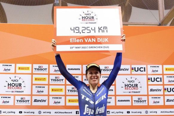 Netherland's cyclist Ellen van Dijk poses with a banner after breaking the one hour cycling world record, at the velodrome Suisse in Grenchen, Switzerland, Monday, May 23, 2022. van Dijk set a new world record mark of 49,254 km. (Peter Klaunzer/Keystone via AP)