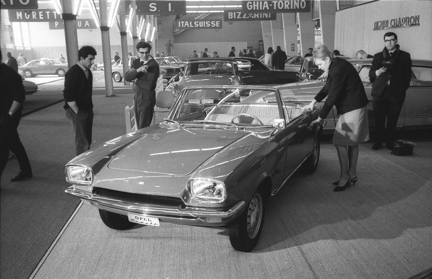 photographer: Vogt, Jules Title: Geneva Motor Show Description: Visitor, car, convertible Date: 1965 Included in: Geneva Motor Show, 1965