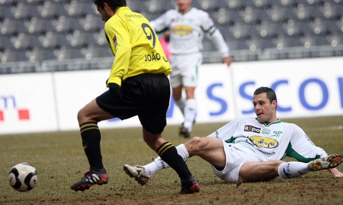 YB's Daniel Joao Paolo, links, schiesst ein Tor gegen Yverdons Diango Malacarne, rechts, am Sonntag,12. Februar 2006 beim Super-League Spiel im Wankdorf Stade de Suisse in Bern der BSC Young Boys ...