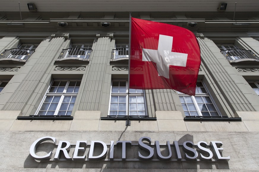 ARCHIVBILD ZU DEN QUARTALSZAHLEN VON CREDIT SUISSE --- Eine Schweizer Fahne weht ueber dem Credit Suisse Logo bei der Bank Filiale am Bundesplatz, am Donnerstag, 22. Mai 2014 in Bern. (KEYSTONE/Peter  ...