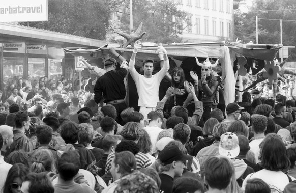 Jugendliche tanzen am 5. September 1992 bei der ersten Techno Musik Street Parade in Zuerich. Gegen 2000 Leute nehmen an der als &quot;Demonstration fuer Liebe, Frieden, Freiheit, Grosszuegigkeit und  ...