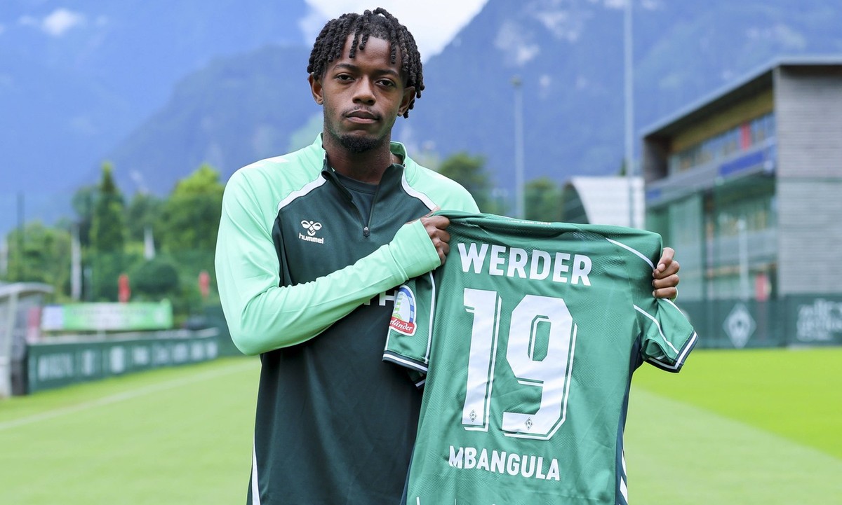 Samuel Mbangula Werder Bremen praesentiert sein neues Trikot mit der Rueckennummer 19, 28.07.2025, Training Werder Bremen, Parkstadion am 28. July 2025 in Zell am Ziller, Oesterreich. Foto von Marco S ...