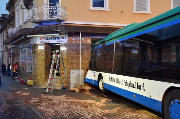 Einsatzkraefte von Feuerwehr, Polizei und Rettungsdiensten sichern am 16. Januar 2018 in Eberbach, Baden-Wuerttemberg, Deutschland, eine Unfallstelle. Ein Schulbus ist nach ersten Angaben der Polizei  ...