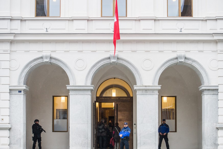 Polizisten bewachen das Bundesstrafgericht in Bellinzona.