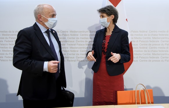 Bundesrat Ueli Maurer, links, und Bundespraesidentin Simonetta Sommaruga, rechts, sprechen nach einer Medienkonferenz des Bundesrates zur aktuellen Lage im Zusammenhang mit dem Coronavirus, am Freitag ...