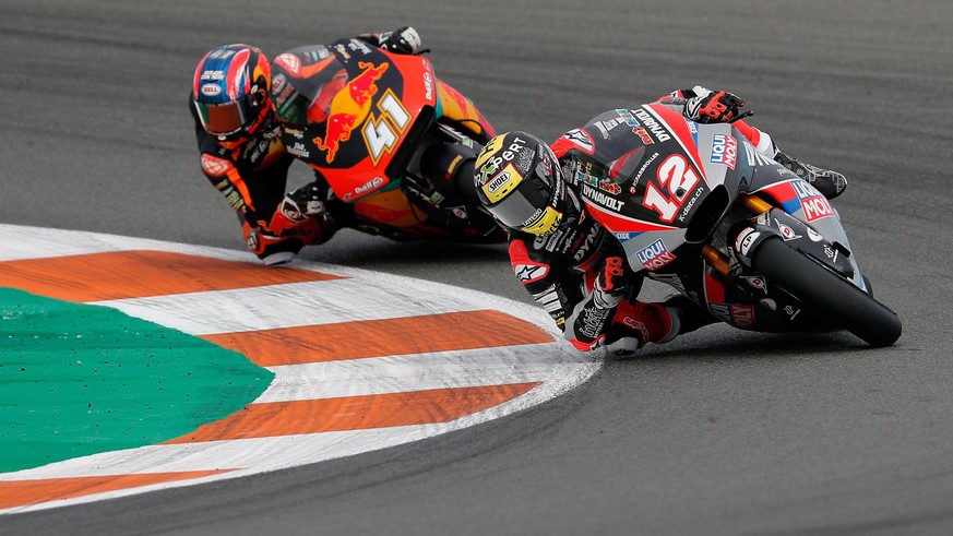 epa08003445 Swiss Moto2 rider Thomas Luthi (R), of Dynavolt Intact GP team, and South African Brad Binder, of Red Bull KTM Ajo team, take a bend during Comunitat Valenciana GP race, the season&#039;s  ...