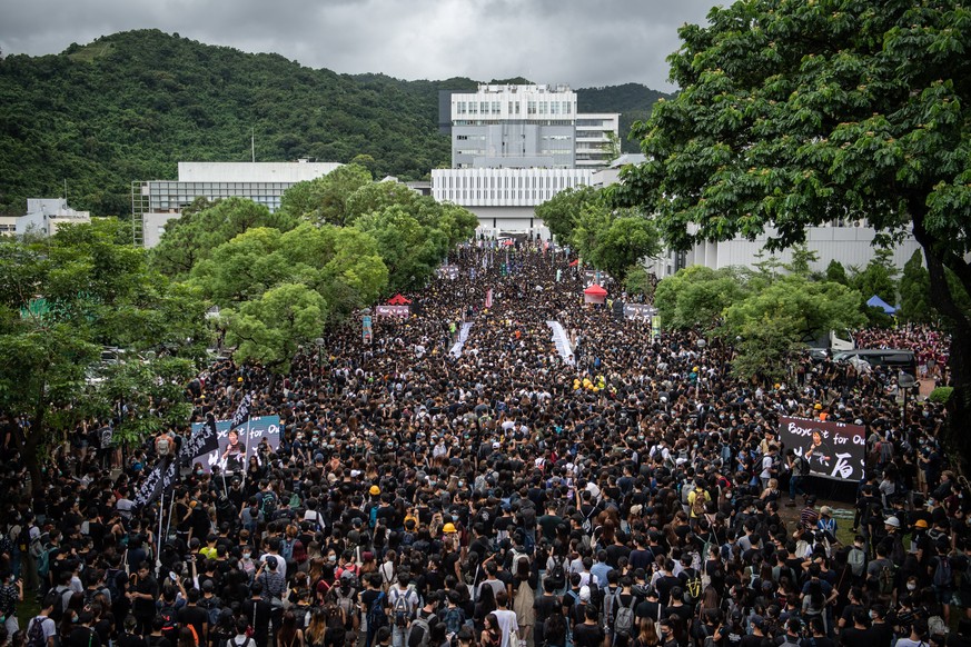 Studenten versammeln sich vor der Chinesischen Universität Hongkong um gegen die Regierung zu protestieren.