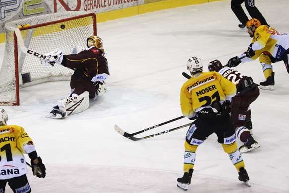 Bern&#039;s center Mark Arcobello, of USA, right, score the 0:2 against Geneve-Servette&#039;s goaltender Robert Mayer past Bern&#039;s forward Simon Moser #21and Geneve-Servette&#039;s defender Jonat ...