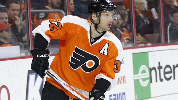 ARCHIVBILD ZUM WECHSEL VON MARK STREIT ZU TAMPA BAY --- Philadelphia Flyers&#039; Mark Streit (32), of Switzerland, in action during the first period of an NHL hockey game against the Tampa Bay Lightn ...