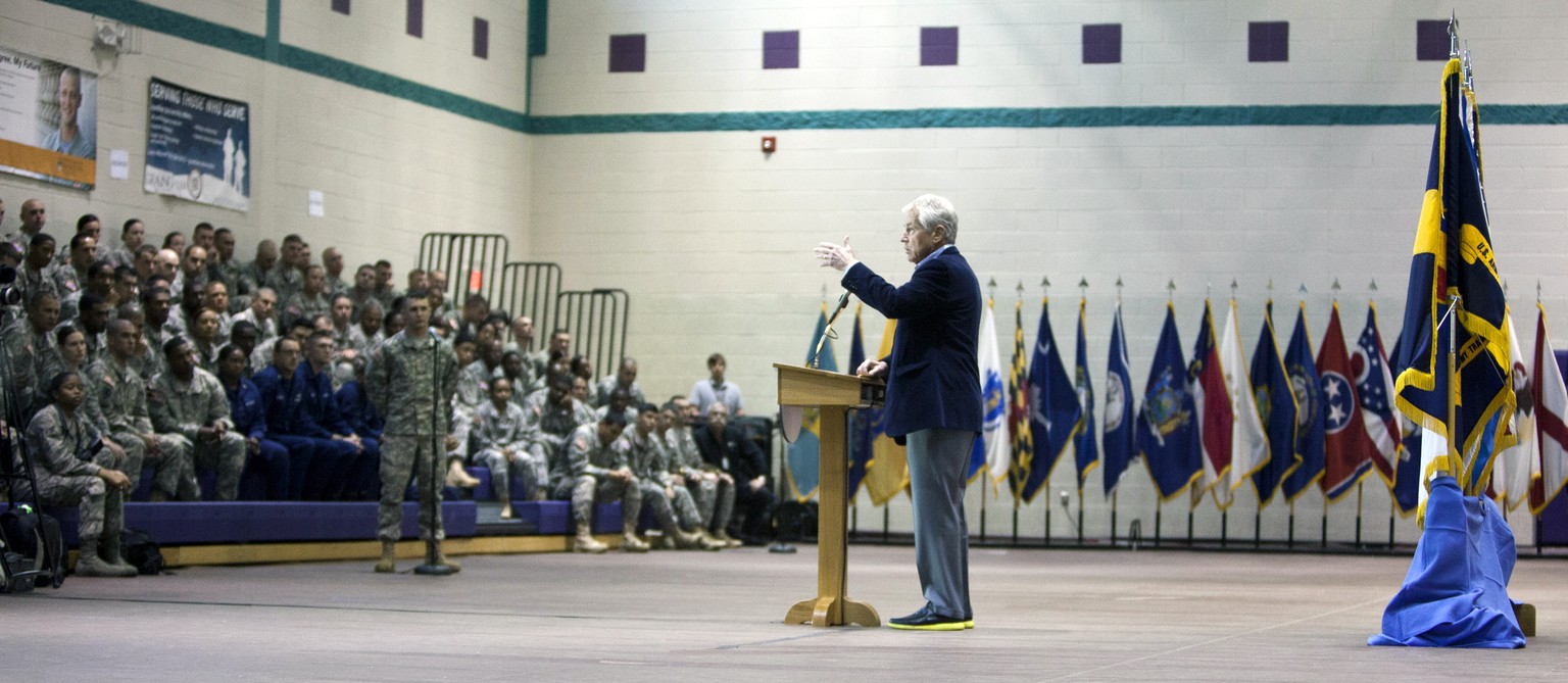 Verteidigungsminister Chuck Hagel erläutert Armeeangehörigen seine Sparpläne.