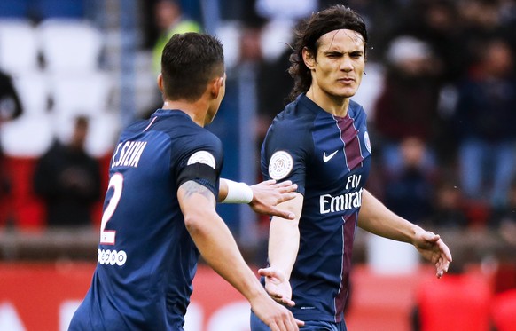 epa05921522 Edinson Cavani (C) of Paris Saint-Germain is congratulated by his teammate Thiago Silva (L) after scoring the 1-0 lead during the French Ligue 1 soccer match between Paris Saint-Germain (P ...