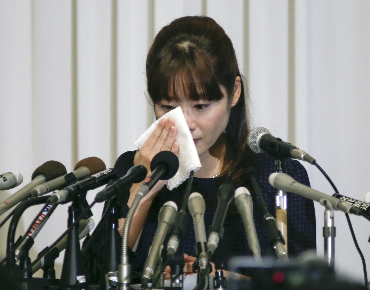epa04160009 Japanese scientist and researcher Haruko Obokata wipes her tears during a news conference held in Osaka, western Japan, 09 April, when she appeared to the public for the first time after s ...