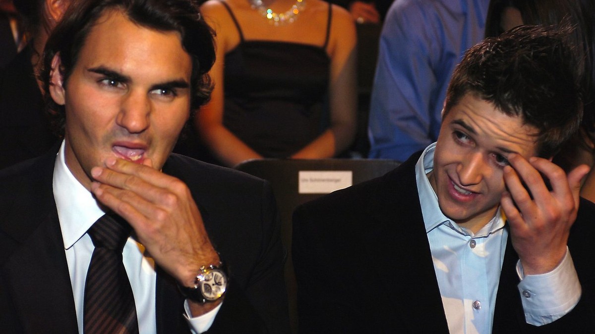 Tennisspieler Roger Federer und Motorradfahrer Thomas 'Tom' Luethi, von links, fiebern vor den Sports Awards 2005 Auszeichnungen am Samstag, 17. Dezember 2005 in Bern der Entscheidung entgeg ...