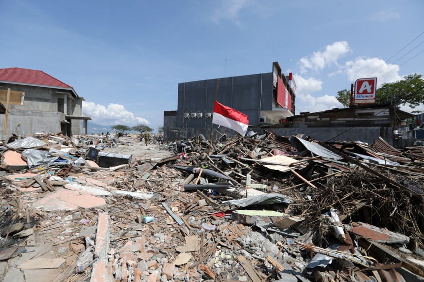 epa07082700 A general view of the Tsunami devastation on Talise beach, in Palu, Central Sulawesi, Indonesia, 10 October 2018. The Petobo village was totally destroyed by a land slide that was trigger  ...