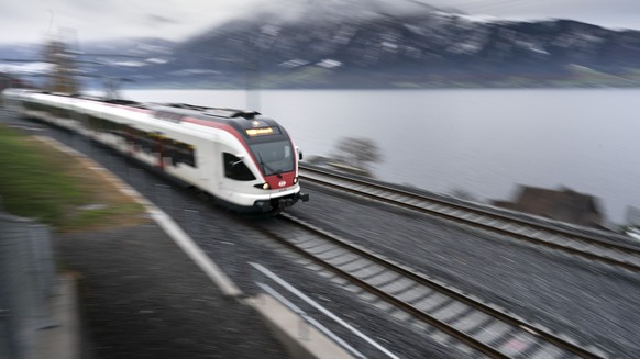 Ein SBB Zug faehrt auf der neuen Doppelspur-Strecke zwischen Arth-Goldau und Zug, am Sonntag, 13. Dezember 2020, in Walchwil. (KEYSTONE/Gaetan Bally)