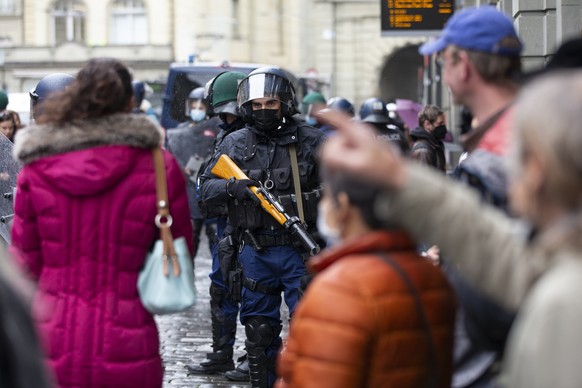 Polizisten sperren eine Strasse in der Naehe des Bundesplatzes ab, am Samstag, 15. Mai 2021, in Bern. Die Polizei hat die Umgebung um den Bundesplatz wegen einer erwarteten Demonstration gegen die Mas ...