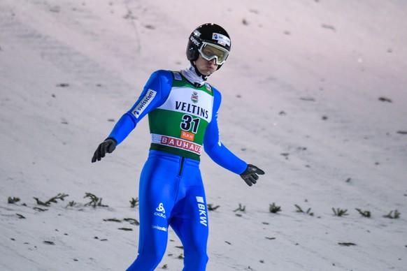 epa09605401 Gregor Deschwanden of Switzerland reacts in the finish area after the qualification round of the Men's Individual Large Hill event of the FIS Ski Jumping World Cup in Ruka, Finland, 26 November 2021/ EPA/KIMMO BRANDT