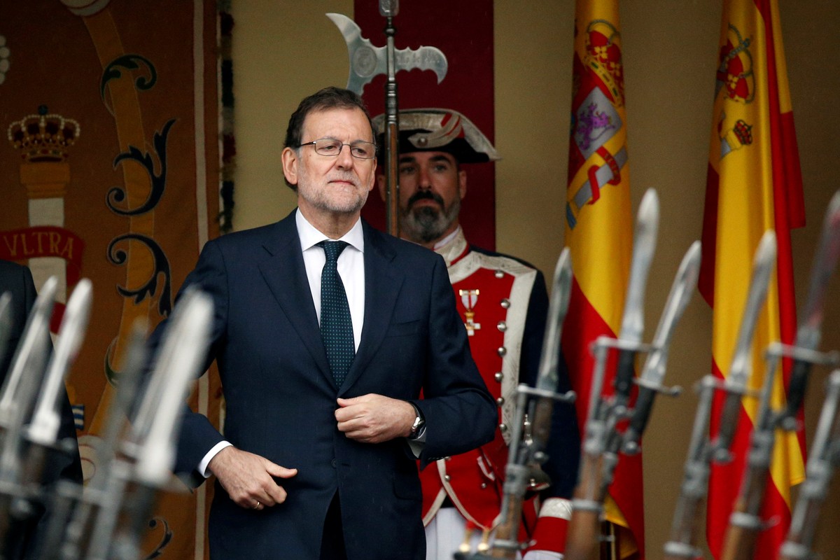 Spain's acting Prime Minister and People's Party (PP) leader Mariano Rajoy attends a military parade marking Spain's National Day in Madrid, Spain October 12, 2016. REUTERS/Juan Medina