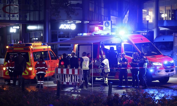 epaselect epa11562299 Emergency services after a knife attack during the city festival in a street in Solingen, Germany, 23 August 2024. According to the police, at around 9.45 pm a man stabbed passer ...